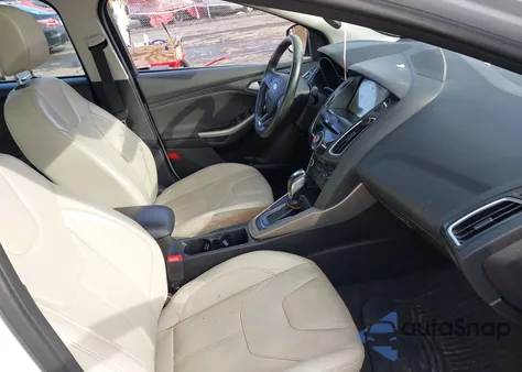 2018 Ford Focus Titanium z USA, uszkodzony, nr VIN 1FADP3J25JL293835